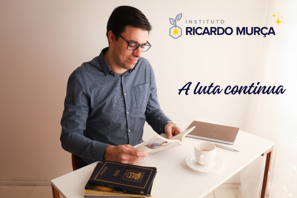 Ricardo Murça folheando seu livro